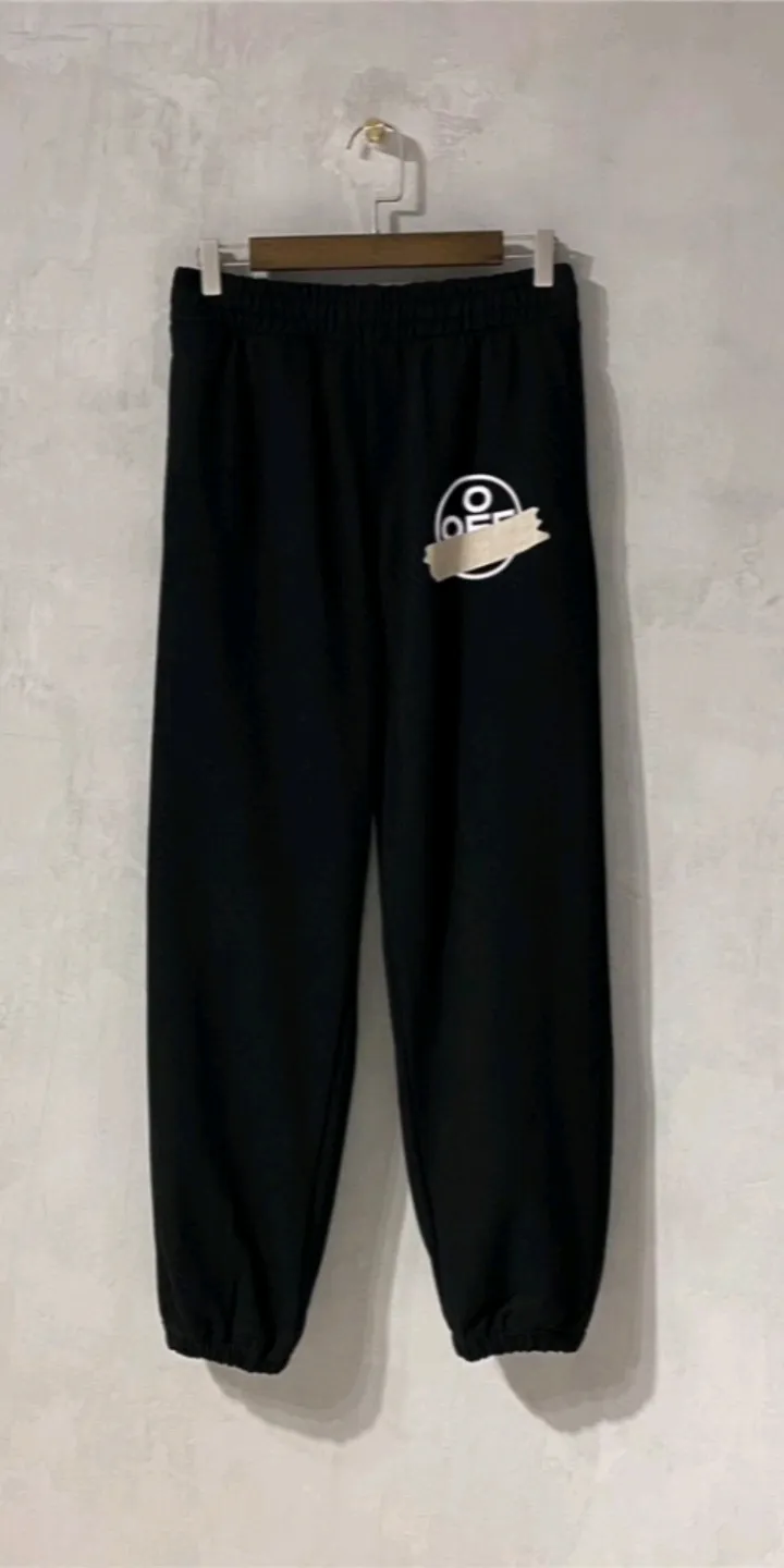 Real shot of the video: Spring and Autumn's top tested version OFF WHITE OW patch bronzing tape arrow sweat pants for men and women, same style pure cotton loose trousers for men and women, OW men's and women's loose leg-fitting sports casual pants, with anti-counterfeiting technology on the back, the real over-the-top version, OW yellow glue, obvious signature, unique high street style! The stylized design is printed on a classic frame, and a layer of foundation-colored colloid with a graffiti effect is superimposed on the printing. It is visually very consistent with the theme, as if a layer of tape has been pasted, and the design is brilliant! Heavy, tougher and retro, the main elements are heavily engineered, the micro-profile version is suitable for both men and women, surrounded by more street-style inkjet elements, and the inkjet style of street graffiti is everywhere. The printing is done on a Japanese-owned Mimaki printing machine, with no edges or burrs. Inkjet heat transfer is hot-pressed and cold-teared, and the high temperature is 180 degrees. The front piece needs to be pressed twice (the second time requires 180kg of air pressure). The transparent fabric pattern is anti-scratch and ironing, and the printing does not fog up. The semi-transparent tape in the front circle can reveal the covered part of the printing below. The color of the golden printing on the tape is not a flat color, and the colors of the tape printing are different in depth. The wash label is also customized according to the original font from the company. The accessories still use the full line of correct accessories. The rectangular woven collar label design has canceled the previous three-dimensional silicone feel font and changed it to a fully woven collar label. You can see fluorescent fonts on the collar label. The five-link silicone hang tag, the three-link washable label and the zebra crossing packaging line are still the same. Size chart Hips 56, recommended 120-150 catties M pants length 104 waist 80 hips 58 recommended 150-170 catties L pants length 106 waist 82 hips 60 recommended 170-190 catties (the waist is elastic and can be enlarged) Color: Black White P: 360